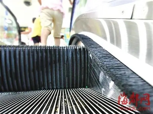 自動(dòng)扶梯兩側(cè)毛刷的作用？